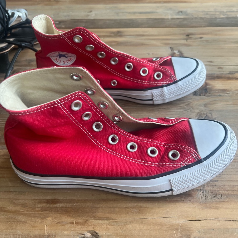 Converse Red Chuck Taylor All Star High Tops (Women’s 6 / Men’s 4) – Pristine!